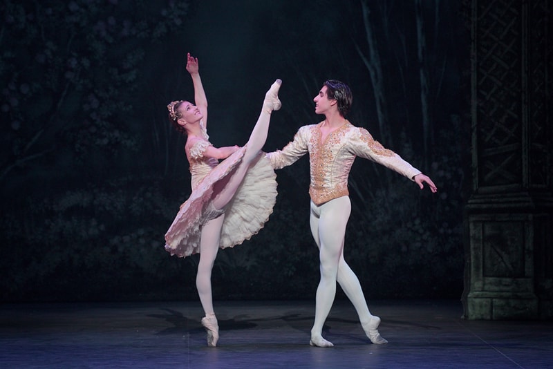 Alina Cojocaru and Cesar Corrales in English National Ballet's Nutcracker (C) Laurent Liotardo