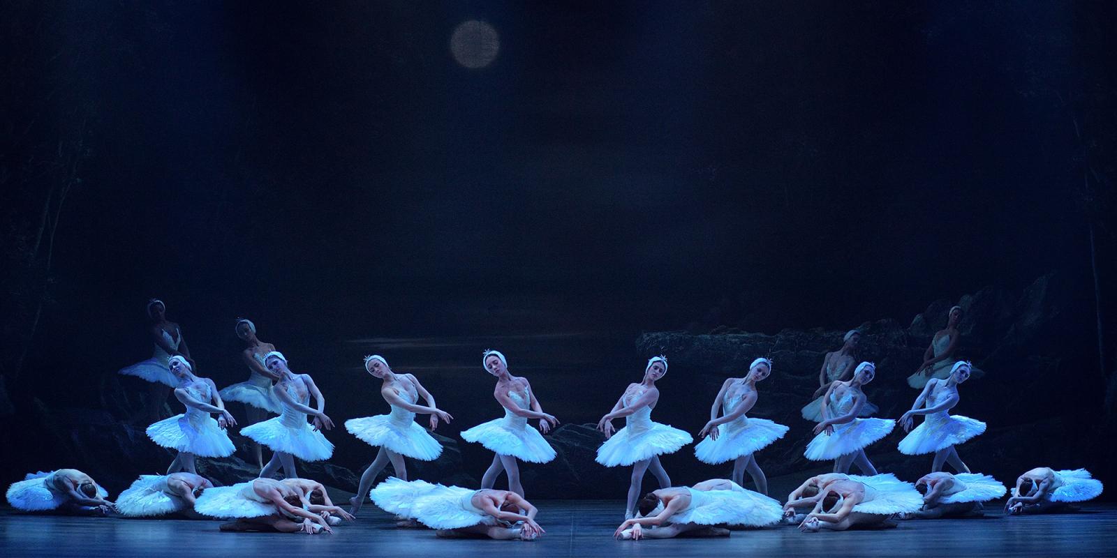English-National-Ballet-in-Swan-Lake-(c)-Laurent-Liotardo-(6)-2000x1000
